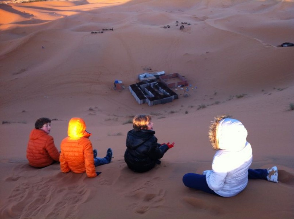 excursion con los niños en el desierto de marruecos