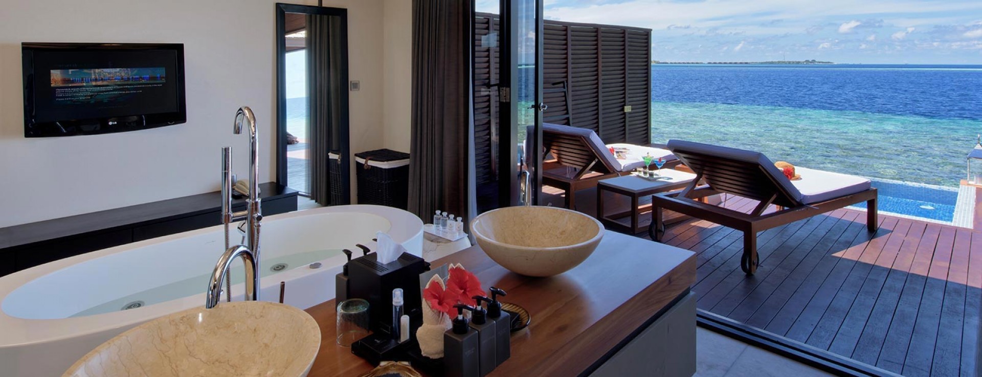 Deluxe-Water-Villa_02_NtwFa.jpg