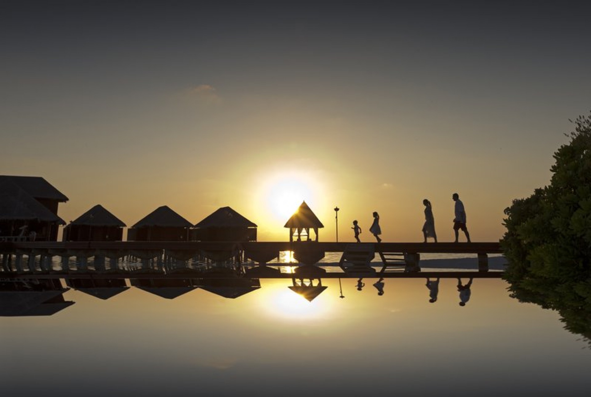Family_on_boardwalk_at_Dhigu_P_TBZZx.jpg