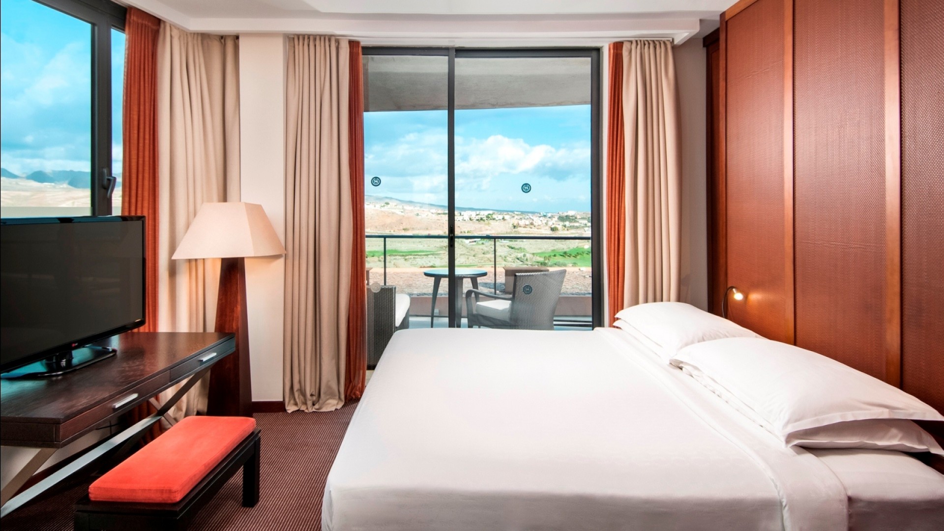 Golf-View-Suite-1600x900_Y1oHX.jpg
