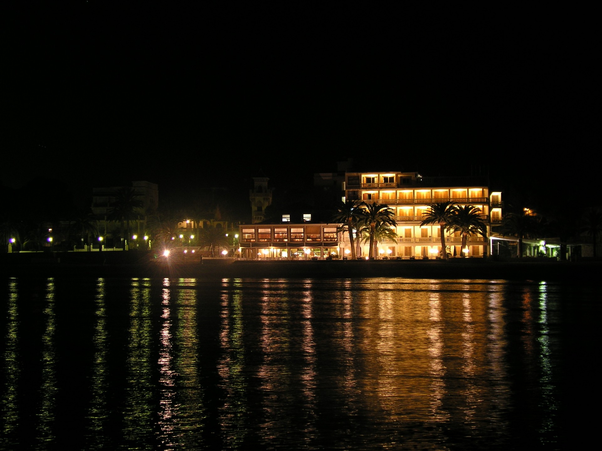 HOTEL_EXTERIOR_NOCHE_YznRM.JPG