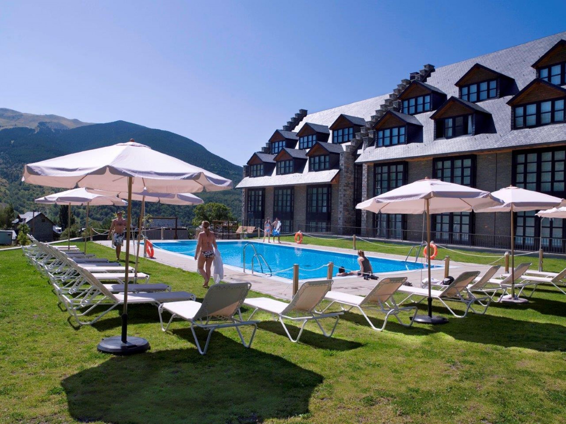Hotel_SPA_HG_Cerler_Verano_piscina_(4)_nbeye.jpg