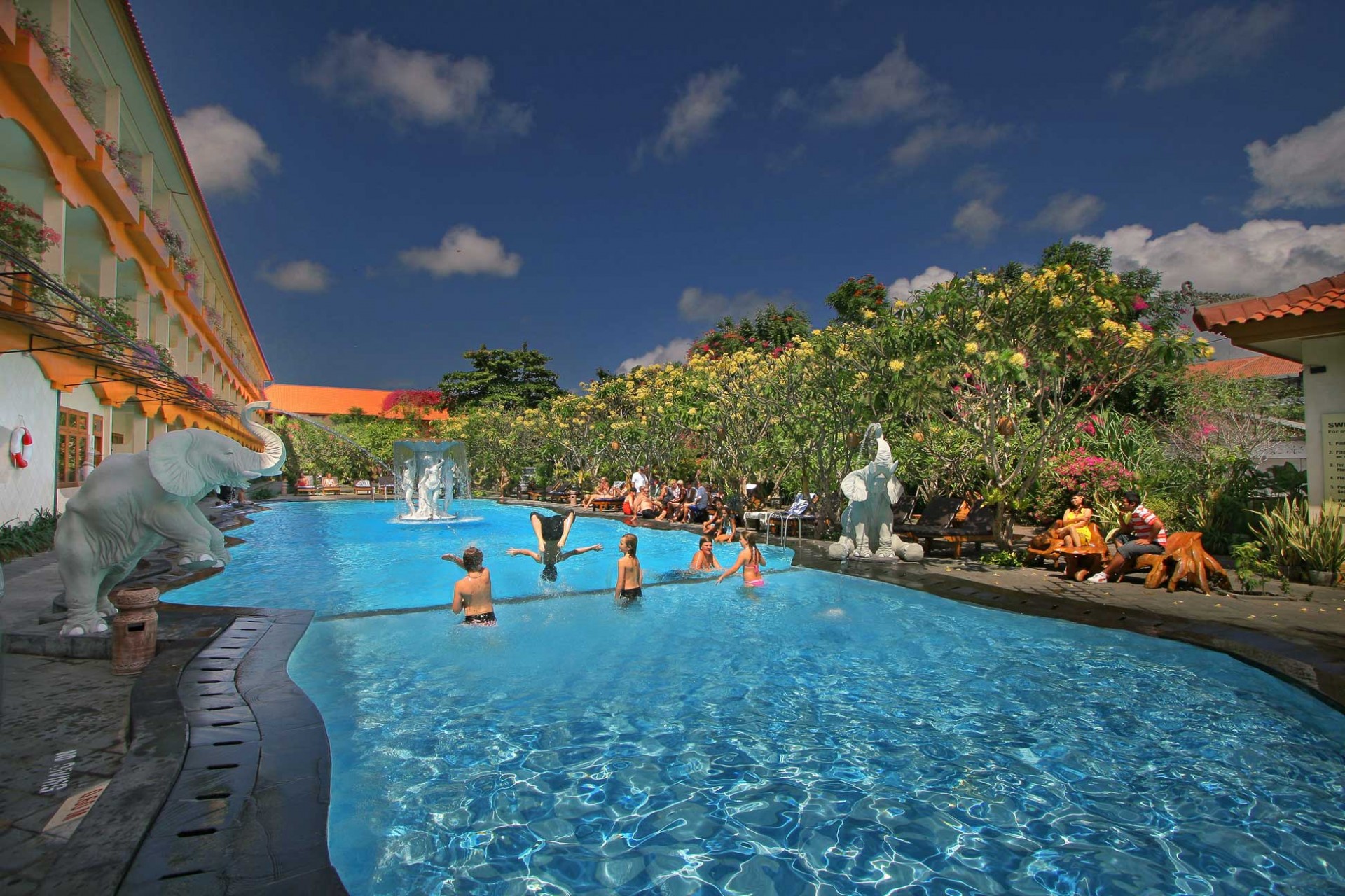 Main-Swimming-Pool-D-MB_Sxu7h.jpg