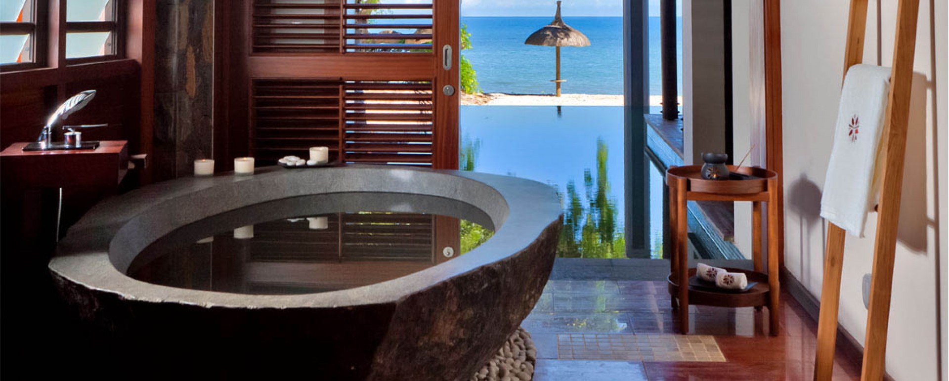 Mauritius-Acc-OceanFront-Pool-Suite-Img2-1170x470_66nc6.jpg