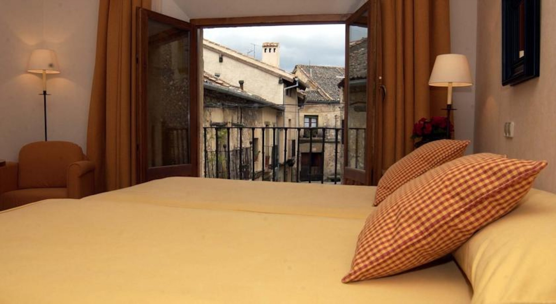 Segovia-con-niños-balcon_ynnBO.jpg