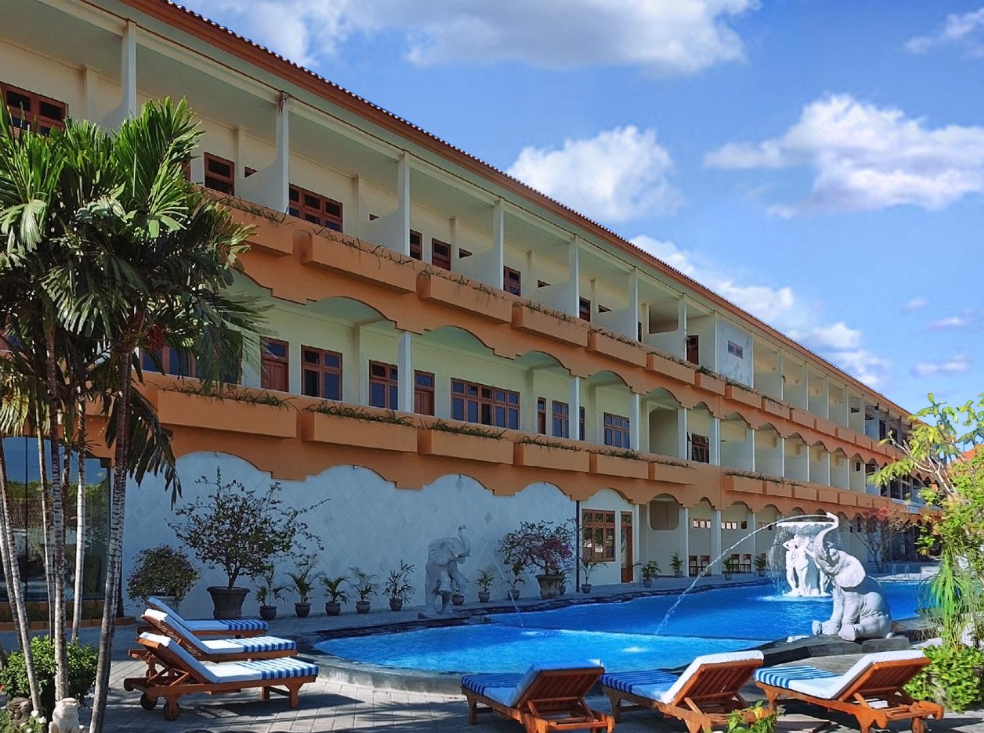 Superior-Room-Balcony-East-with-Pool-View_RDFcd.jpg