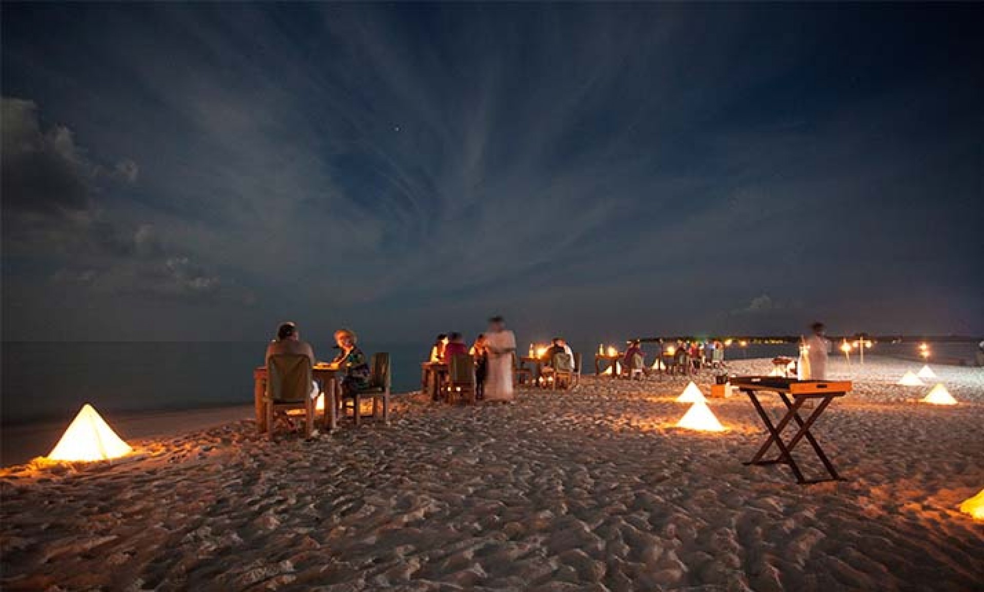 dining-on-sandbank---soneva-fushi,-maldives-by-dan-kullberg_266_716_LjJqW.jpg