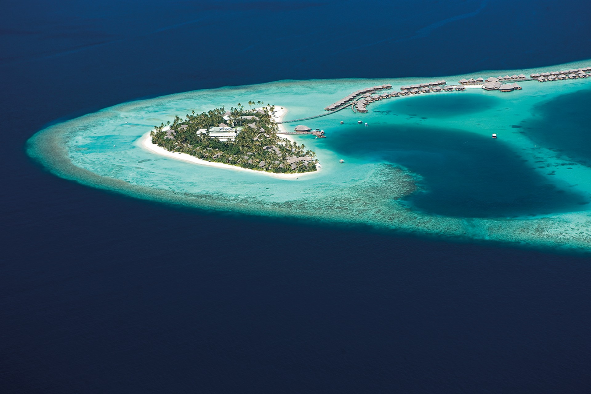 halaveli-maldives-aerial-view-3_XvkH3.jpg