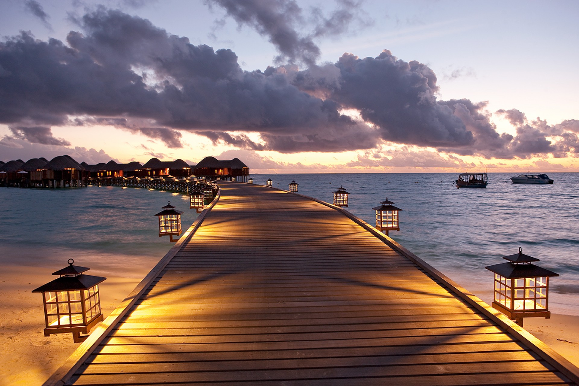 halaveli-maldives-main-building-8_TXKfA.jpg