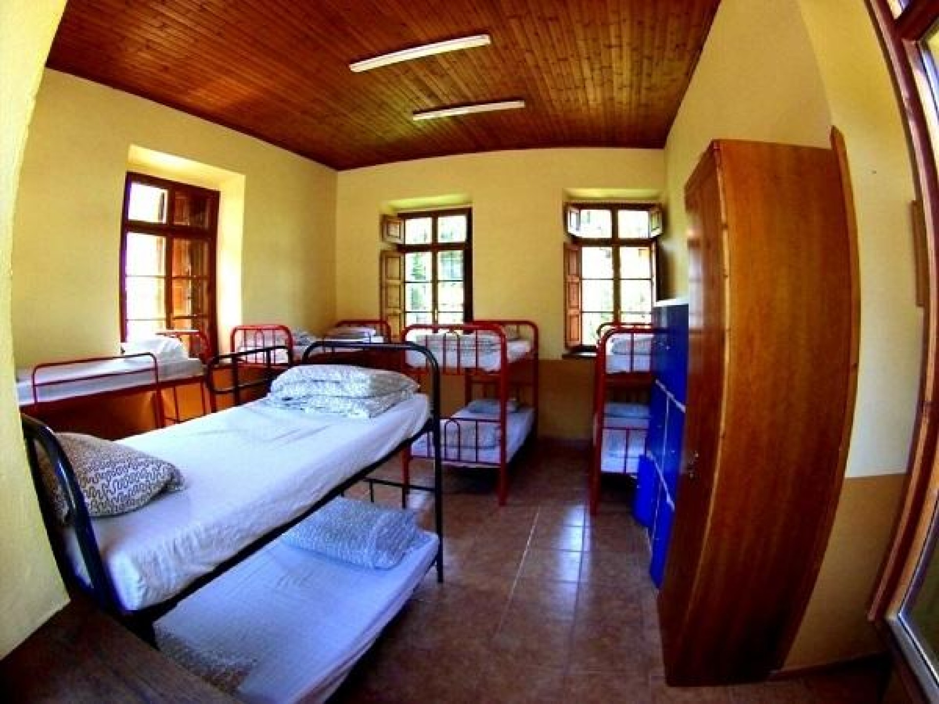 hostel_con_muchas_literas_niños_E3HUc.jpg