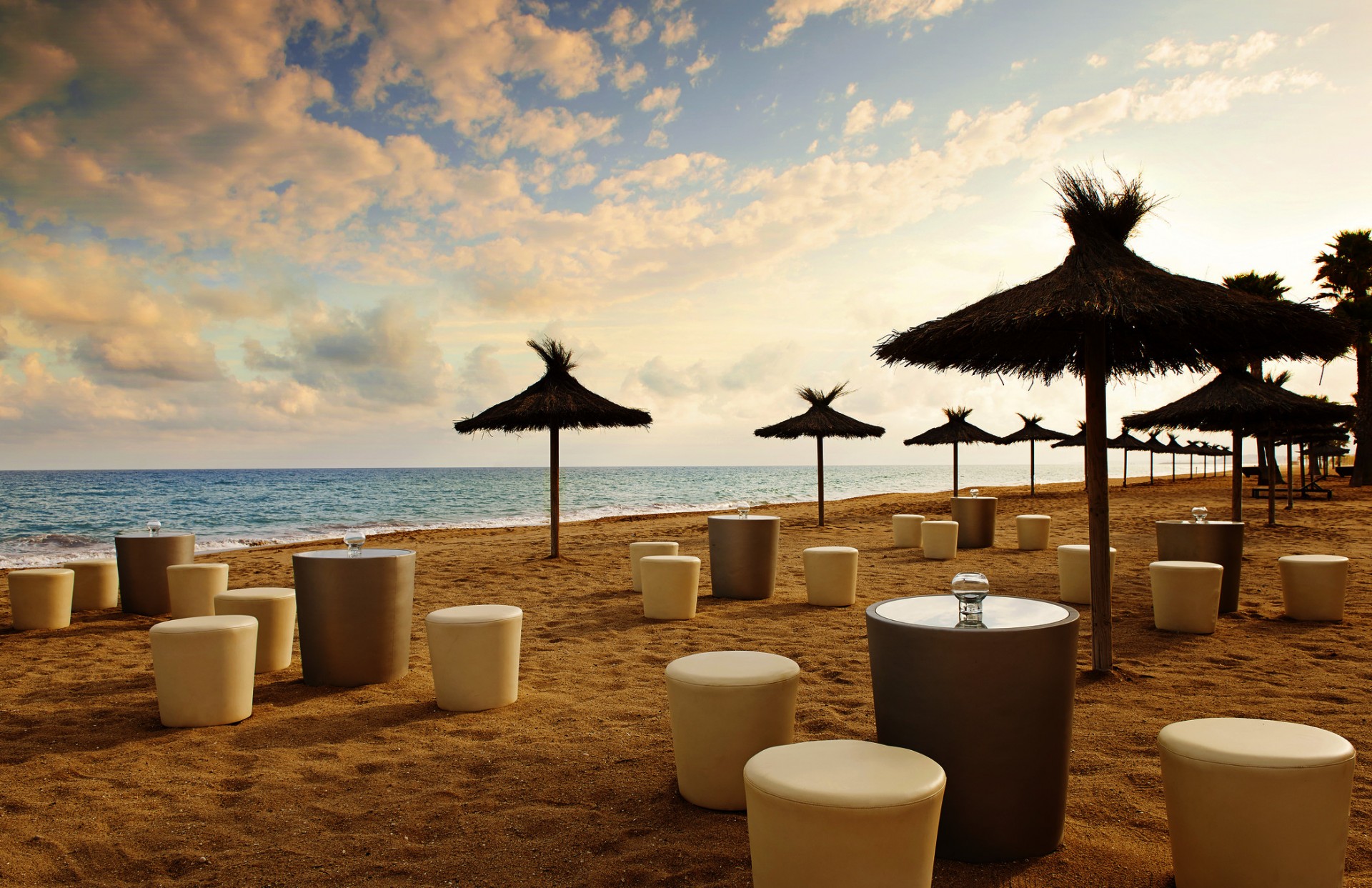 mer3037ed-152340-Sunset_area_Beach_Club-1_AVQXB.jpg