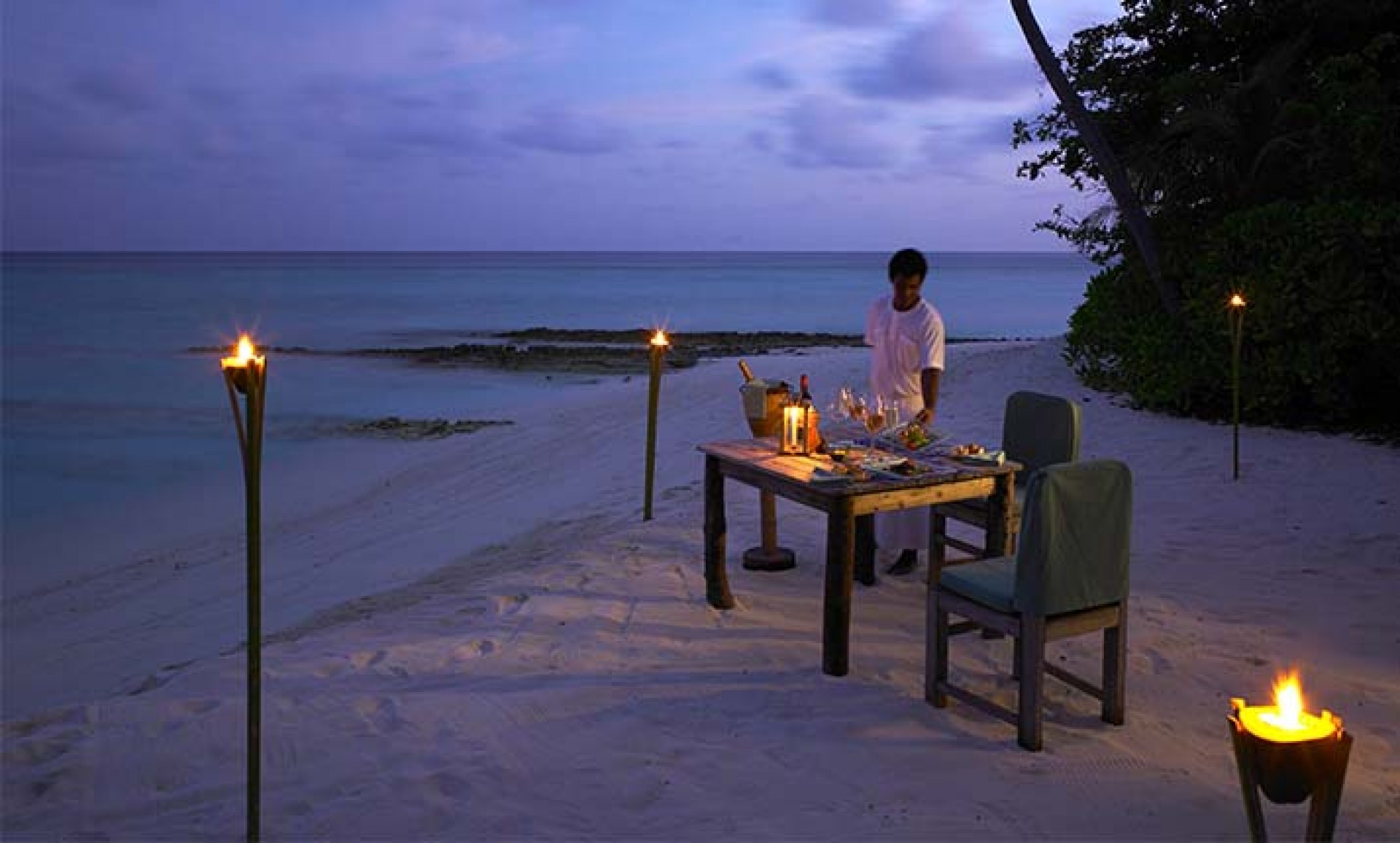 romantic_beach_dinner1_83_614_yjB0b.jpg