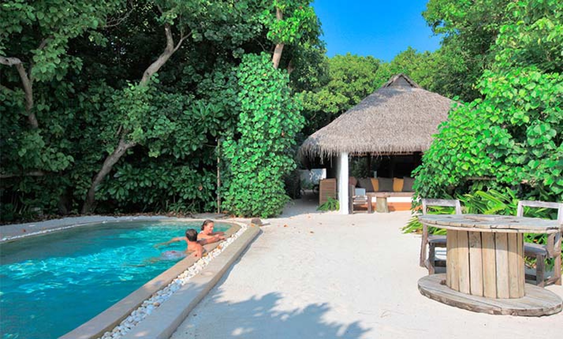 soneva-fushi-villa-with-pool-2_267_690_c6F0f.jpg
